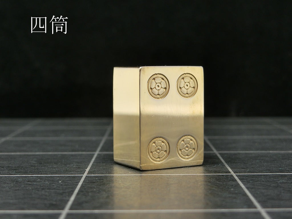 極み 削ることの極 磨き上げる極 一つひとつ職人による手作りでお届けします 24金が美しい麻雀牌 実寸大のサイズで作られた、スチールに24金メッキ加工を 施した麻雀牌です。精密加工機により実現された精巧な仕上がりで 手作業にて丁寧にっ磨き上げられるからこそ輝く光沢と 滑らかな手触りです。縁起物、インテリア、贈り物、景品としても ご利用いただけます。 牌の大きさは一般的なものと同じですが、 一般的な牌の重さが15gに対して、極みの牌の重さは50gです。 金属ならではの重厚感をお楽しみいただけます。 洗練されたデザインの化粧箱付きです。 購入後、そのままプレゼントしていただけます。 愛好家の方や、ちょっと変わったものが好きな方へのギフトとして おすすめです。大会の景品としても人気です。 高級感のあるインテリアとしてお楽しみいただけます。