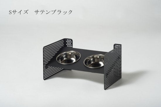 側板のネジ穴の位置を変えることで、台の高さや角度を 変えられます。ペットの体に合わせられるので、ストレスのない食事を可能にします。 組立式食器スタンド この商品は、側面のパンチングメタルの穴位置を変えることで、 高さや角度が自由に調整できます。 ペットの体に合わせた位置に調整して、ストレスなく食事をすることが可能です。 購入後に高さが合わないという失敗や、食事の勢いで食器がズレる・ひっくり返してしまう といった悩みをクリアできます。 首を下げて食事をする姿勢は、実は大きなリスクがあるのをご存じでしたか? むせやすいだけでなく、誤飲や肺炎、胃捻転を引き起こす恐れもあります。 できるだけそうしたリスクを取り除き、 ストレスなく食べさせてあげるために、ペットの体に合った食器台を選ぶことが 大切です。