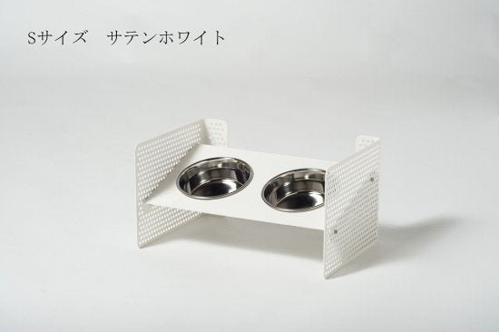 側板のネジ穴の位置を変えることで、台の高さや角度を 変えられます。ペットの体に合わせられるので、ストレスのない食事を可能にします。 組立式食器スタンド この商品は、側面のパンチングメタルの穴位置を変えることで、 高さや角度が自由に調整できます。 ペットの体に合わせた位置に調整して、ストレスなく食事をすることが可能です。 購入後に高さが合わないという失敗や、食事の勢いで食器がズレる・ひっくり返してしまう といった悩みをクリアできます。 首を下げて食事をする姿勢は、実は大きなリスクがあるのをご存じでしたか? むせやすいだけでなく、誤飲や肺炎、胃捻転を引き起こす恐れもあります。 できるだけそうしたリスクを取り除き、 ストレスなく食べさせてあげるために、ペットの体に合った食器台を選ぶことが 大切です。
