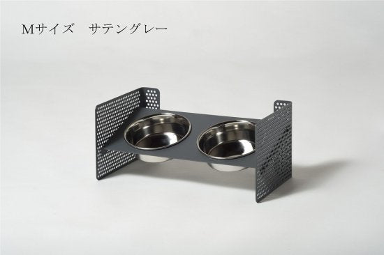 側板のネジ穴の位置を変えることで、台の高さや角度を 変えられます。ペットの体に合わせられるので、ストレスのない食事を可能にします。 組立式食器スタンド この商品は、側面のパンチングメタルの穴位置を変えることで、 高さや角度が自由に調整できます。 ペットの体に合わせた位置に調整して、ストレスなく食事をすることが可能です。 購入後に高さが合わないという失敗や、食事の勢いで食器がズレる・ひっくり返してしまう といった悩みをクリアできます。 首を下げて食事をする姿勢は、実は大きなリスクがあるのをご存じでしたか? むせやすいだけでなく、誤飲や肺炎、胃捻転を引き起こす恐れもあります。 できるだけそうしたリスクを取り除き、 ストレスなく食べさせてあげるために、ペットの体に合った食器台を選ぶことが 大切です。