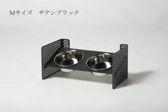 側板のネジ穴の位置を変えることで、台の高さや角度を 変えられます。ペットの体に合わせられるので、ストレスのない食事を可能にします。 組立式食器スタンド この商品は、側面のパンチングメタルの穴位置を変えることで、 高さや角度が自由に調整できます。 ペットの体に合わせた位置に調整して、ストレスなく食事をすることが可能です。 購入後に高さが合わないという失敗や、食事の勢いで食器がズレる・ひっくり返してしまう といった悩みをクリアできます。 首を下げて食事をする姿勢は、実は大きなリスクがあるのをご存じでしたか? むせやすいだけでなく、誤飲や肺炎、胃捻転を引き起こす恐れもあります。 できるだけそうしたリスクを取り除き、 ストレスなく食べさせてあげるために、ペットの体に合った食器台を選ぶことが 大切です。