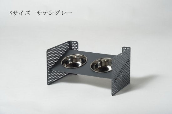 側板のネジ穴の位置を変えることで、台の高さや角度を 変えられます。ペットの体に合わせられるので、ストレスのない食事を可能にします。 組立式食器スタンド この商品は、側面のパンチングメタルの穴位置を変えることで、 高さや角度が自由に調整できます。 ペットの体に合わせた位置に調整して、ストレスなく食事をすることが可能です。 購入後に高さが合わないという失敗や、食事の勢いで食器がズレる・ひっくり返してしまう といった悩みをクリアできます。 首を下げて食事をする姿勢は、実は大きなリスクがあるのをご存じでしたか? むせやすいだけでなく、誤飲や肺炎、胃捻転を引き起こす恐れもあります。 できるだけそうしたリスクを取り除き、 ストレスなく食べさせてあげるために、ペットの体に合った食器台を選ぶことが 大切です。