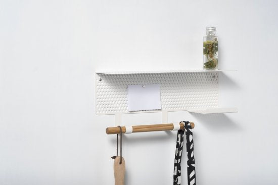 側板のネジ穴の位置を変えることで、台の高さや角度を 変えられます。ペットの体に合わせられるので、ストレスのない食事を可能にします。 組立式食器スタンド この商品は、側面のパンチングメタルの穴位置を変えることで、 高さや角度が自由に調整できます。 ペットの体に合わせた位置に調整して、ストレスなく食事をすることが可能です。 購入後に高さが合わないという失敗や、食事の勢いで食器がズレる・ひっくり返してしまう といった悩みをクリアできます。 首を下げて食事をする姿勢は、実は大きなリスクがあるのをご存じでしたか? むせやすいだけでなく、誤飲や肺炎、胃捻転を引き起こす恐れもあります。 できるだけそうしたリスクを取り除き、 ストレスなく食べさせてあげるために、ペットの体に合った食器台を選ぶことが 大切です。 一枚のパンチングメタルを折り曲げてつくられた小さめの壁掛けラック。 リードやトートバックなどペットとの散歩に出かけるときに使うものを かけたり、鍵や財布など普段の生活で使う小物を送ラックとして ご使用いただけます。またスチール製のラックのため、 ちょっとしたメモなどもマグネットで貼ることができます。