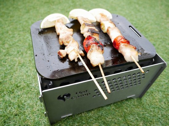 手のひらサイズ鉄板 荷物は軽くしたいけど、料理にもこだわりたい... そんなソロキャンパーにぴったり。 蓄熱性が高くて、かつ重すぎない、4.5mm厚の鉄板です。 鉄板は熱エネルギーを蓄えるのが得意です。物の大きさによって 蓄えられる熱容量は違い、簡単に言えば薄い鉄板よりも、 分厚い鉄板の方が熱を保つのが得意なわけです。 分厚い分、少し時間がかかりますが一度温まればその熱が続きます。 しかも、分厚い方が、上手に焼ける! 実は鉄板が厚いほうが料理も上手になります。 薄い鉄板の場合、熱源とお肉の距離が近くなり熱源近くの 食材が”焼けすぎる”といったことが起きます。 一方、板厚が厚ければ熱源とお肉との間に距離ができ、 熱源近くの食材が”焼けすぎる”ことを防いでくれ、上手に料理できるようになります。 使い始めのシーズニング(空焼き+油ならし)をすることで、鉄板の 表面に「油膜」を作り、焦げつきにくく長く使えるアイテムに 育っていきます。手間はかかりますが、使えば使うほどなじみ 「いいプレート」に。