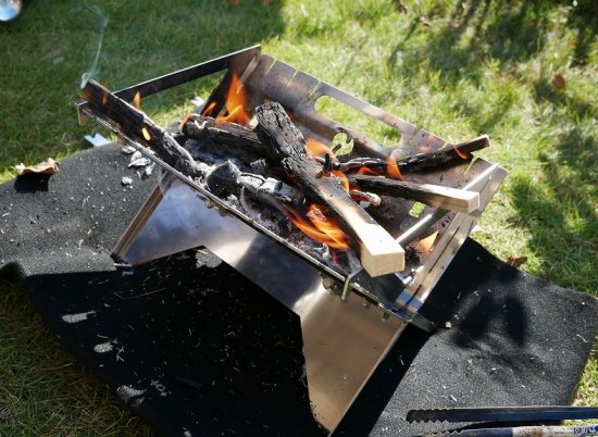 FireBaseはキャンプ初心者の方や家族連れの方にも 気軽に焚き火ができるように、板金加工のプロが 使い勝手にこだわり作成した焚き火台です。 機能性やデザイン性を評価いただけ、東京ギフト・ショー2021春の コンテストでは総合グランプリ受賞を果たしました。 この製品のイチ押しポイントは、とにかくシンプルで、 カンタンに組み立てられるところ! パーツ2枚で自立。 側板とロストル(底板)を足してはい!完成。 金属である以上、Lサイズほどの大きさになるとどうしても 熱による反りやひずみが出てきます。 板厚を厚くすれば良いのかもしれませんが、それでは 重くなってしまう。何とかこのまま板厚を変えず、解決する方法はないのか... 試行錯誤の末、ある加工を施すことで反りや 歪みが緩和されることが分かりました。 早野研工の試作板金の技術が詰まっています。 保存の時は... 使用後は灰を捨てて、パーツごとに乾いた布で拭き取ってください。 水分が付着したままですと、錆の原因になります。 商品発送時は防錆紙を同封します。 保存する場合は、防錆紙は捨てずにそのまま商品と共に保管ください。