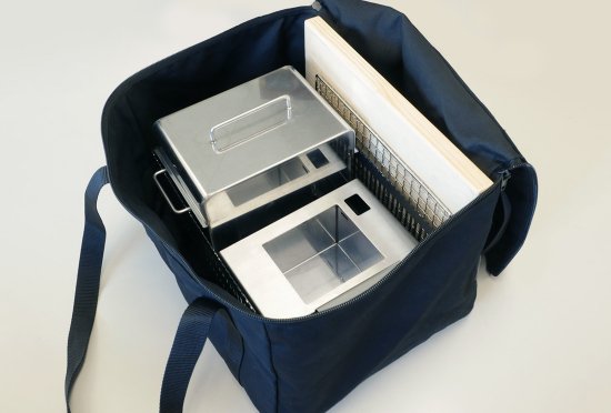 +Baseは網焼・串焼・鉄板焼・鍋・蒸し・燻製・熱燗ができるオールインワン 炭焼き器です。機能性やデザイン性を評価いただけ、 東京インターナショナル・ギフト・ショー春2022のコンテストでは新製品コンテスト 準大賞受賞を果たしました。+Baseがあればキャンプ料理は無限大。 キャンプで最高のパフォーマンスを発揮できるよう細部にまでこだわりました。 1.調理しやすい 上長辺に凹凸をつけ、串や網、鍋を固定できる。 2.安全で簡単 鍋の取手を本体に安定させて、安全に簡単にキャンプ料理を楽しめます。 3.傷の防止 木の敷板の上に置くことで、テーブルへのダメージを防ぐ。 4.洗いやすい 炭箱・ロストル(炭を設置する台)を簡単に分解して丸洗い可能。 5.扱いやすい 野燗炉蓋を外さなくても水追加が可能。 オーバーフロー穴で水溢れを防ぐ。 コンパクト!抜群の収納性! オプション品の手持ちハンドルや 収納バッグを併用することで、荷物の多いキャンプでの持ち運びも便利です。 本体は汚れる心配が多いキャンプにおいても汚れにも強い耐熱黒塗装と クールな無塗装仕上げの2タイプです。お好みでお選びください。