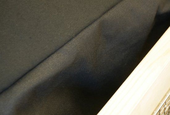 +Baseは網焼・串焼・鉄板焼・鍋・蒸し・燻製・熱燗ができるオールインワン 炭焼き器です。機能性やデザイン性を評価いただけ、 東京インターナショナル・ギフト・ショー春2022のコンテストでは新製品コンテスト 準大賞受賞を果たしました。+Baseがあればキャンプ料理は無限大。 キャンプで最高のパフォーマンスを発揮できるよう細部にまでこだわりました。 1.調理しやすい 上長辺に凹凸をつけ、串や網、鍋を固定できる。 2.安全で簡単 鍋の取手を本体に安定させて、安全に簡単にキャンプ料理を楽しめます。 3.傷の防止 木の敷板の上に置くことで、テーブルへのダメージを防ぐ。 4.洗いやすい 炭箱・ロストル(炭を設置する台)を簡単に分解して丸洗い可能。 5.扱いやすい 野燗炉蓋を外さなくても水追加が可能。 オーバーフロー穴で水溢れを防ぐ。 コンパクト!抜群の収納性! オプション品の手持ちハンドルや 収納バッグを併用することで、荷物の多いキャンプでの持ち運びも便利です。 本体は汚れる心配が多いキャンプにおいても汚れにも強い耐熱黒塗装と クールな無塗装仕上げの2タイプです。お好みでお選びください。
