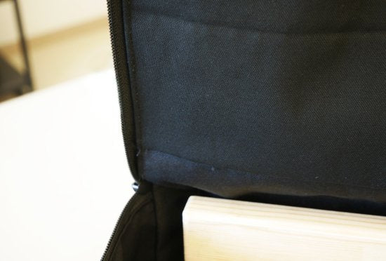 +Baseは網焼・串焼・鉄板焼・鍋・蒸し・燻製・熱燗ができるオールインワン 炭焼き器です。機能性やデザイン性を評価いただけ、 東京インターナショナル・ギフト・ショー春2022のコンテストでは新製品コンテスト 準大賞受賞を果たしました。+Baseがあればキャンプ料理は無限大。 キャンプで最高のパフォーマンスを発揮できるよう細部にまでこだわりました。 1.調理しやすい 上長辺に凹凸をつけ、串や網、鍋を固定できる。 2.安全で簡単 鍋の取手を本体に安定させて、安全に簡単にキャンプ料理を楽しめます。 3.傷の防止 木の敷板の上に置くことで、テーブルへのダメージを防ぐ。 4.洗いやすい 炭箱・ロストル(炭を設置する台)を簡単に分解して丸洗い可能。 5.扱いやすい 野燗炉蓋を外さなくても水追加が可能。 オーバーフロー穴で水溢れを防ぐ。 コンパクト!抜群の収納性! オプション品の手持ちハンドルや 収納バッグを併用することで、荷物の多いキャンプでの持ち運びも便利です。 本体は汚れる心配が多いキャンプにおいても汚れにも強い耐熱黒塗装と クールな無塗装仕上げの2タイプです。お好みでお選びください。