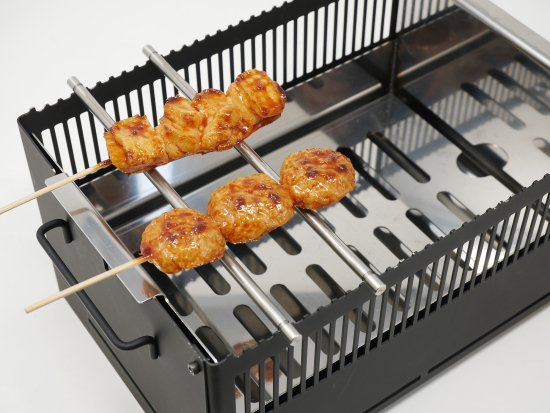 +Baseは網焼・串焼・鉄板焼・鍋・蒸し・燻製・熱燗ができるオールインワン 炭焼き器です。機能性やデザイン性を評価いただけ、 東京インターナショナル・ギフト・ショー春2022のコンテストでは新製品コンテスト 準大賞受賞を果たしました。+Baseがあればキャンプ料理は無限大。 キャンプで最高のパフォーマンスを発揮できるよう細部にまでこだわりました。 1.調理しやすい 上長辺に凹凸をつけ、串や網、鍋を固定できる。 2.安全で簡単 鍋の取手を本体に安定させて、安全に簡単にキャンプ料理を楽しめます。 3.傷の防止 木の敷板の上に置くことで、テーブルへのダメージを防ぐ。 4.洗いやすい 炭箱・ロストル(炭を設置する台)を簡単に分解して丸洗い可能。 5.扱いやすい 野燗炉蓋を外さなくても水追加が可能。 オーバーフロー穴で水溢れを防ぐ。 コンパクト!抜群の収納性! オプション品の手持ちハンドルや 収納バッグを併用することで、荷物の多いキャンプでの持ち運びも便利です。 本体は汚れる心配が多いキャンプにおいても汚れにも強い耐熱黒塗装と クールな無塗装仕上げの2タイプです。お好みでお選びください。
