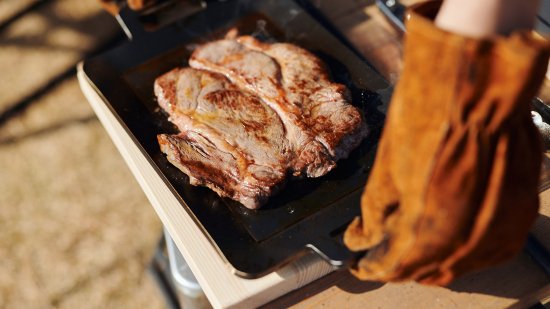 +Baseは網焼・串焼・鉄板焼・鍋・蒸し・燻製・熱燗ができるオールインワン 炭焼き器です。機能性やデザイン性を評価いただけ、 東京インターナショナル・ギフト・ショー春2022のコンテストでは新製品コンテスト 準大賞受賞を果たしました。+Baseがあればキャンプ料理は無限大。 キャンプで最高のパフォーマンスを発揮できるよう細部にまでこだわりました。 1.調理しやすい 上長辺に凹凸をつけ、串や網、鍋を固定できる。 2.安全で簡単 鍋の取手を本体に安定させて、安全に簡単にキャンプ料理を楽しめます。 3.傷の防止 木の敷板の上に置くことで、テーブルへのダメージを防ぐ。 4.洗いやすい 炭箱・ロストル(炭を設置する台)を簡単に分解して丸洗い可能。 5.扱いやすい 野燗炉蓋を外さなくても水追加が可能。 オーバーフロー穴で水溢れを防ぐ。 コンパクト!抜群の収納性! オプション品の手持ちハンドルや 収納バッグを併用することで、荷物の多いキャンプでの持ち運びも便利です。 本体は汚れる心配が多いキャンプにおいても汚れにも強い耐熱黒塗装と クールな無塗装仕上げの2タイプです。お好みでお選びください。