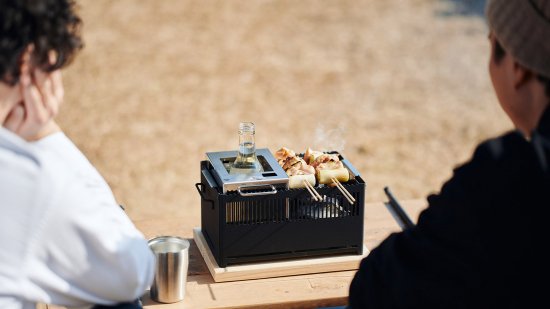 +Baseは網焼・串焼・鉄板焼・鍋・蒸し・燻製・熱燗ができるオールインワン 炭焼き器です。機能性やデザイン性を評価いただけ、 東京インターナショナル・ギフト・ショー春2022のコンテストでは新製品コンテスト 準大賞受賞を果たしました。+Baseがあればキャンプ料理は無限大。 キャンプで最高のパフォーマンスを発揮できるよう細部にまでこだわりました。 1.調理しやすい 上長辺に凹凸をつけ、串や網、鍋を固定できる。 2.安全で簡単 鍋の取手を本体に安定させて、安全に簡単にキャンプ料理を楽しめます。 3.傷の防止 木の敷板の上に置くことで、テーブルへのダメージを防ぐ。 4.洗いやすい 炭箱・ロストル(炭を設置する台)を簡単に分解して丸洗い可能。 5.扱いやすい 野燗炉蓋を外さなくても水追加が可能。 オーバーフロー穴で水溢れを防ぐ。 コンパクト!抜群の収納性! オプション品の手持ちハンドルや 収納バッグを併用することで、荷物の多いキャンプでの持ち運びも便利です。 本体は汚れる心配が多いキャンプにおいても汚れにも強い耐熱黒塗装と クールな無塗装仕上げの2タイプです。お好みでお選びください。