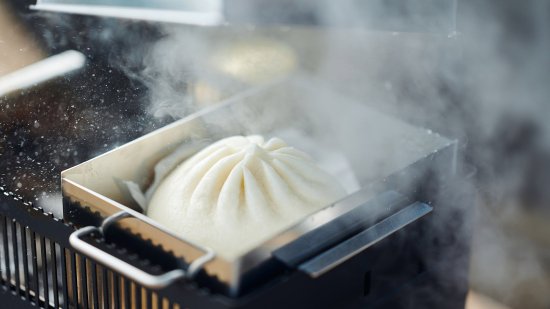 +Baseは網焼・串焼・鉄板焼・鍋・蒸し・燻製・熱燗ができるオールインワン 炭焼き器です。機能性やデザイン性を評価いただけ、 東京インターナショナル・ギフト・ショー春2022のコンテストでは新製品コンテスト 準大賞受賞を果たしました。+Baseがあればキャンプ料理は無限大。 キャンプで最高のパフォーマンスを発揮できるよう細部にまでこだわりました。 1.調理しやすい 上長辺に凹凸をつけ、串や網、鍋を固定できる。 2.安全で簡単 鍋の取手を本体に安定させて、安全に簡単にキャンプ料理を楽しめます。 3.傷の防止 木の敷板の上に置くことで、テーブルへのダメージを防ぐ。 4.洗いやすい 炭箱・ロストル(炭を設置する台)を簡単に分解して丸洗い可能。 5.扱いやすい 野燗炉蓋を外さなくても水追加が可能。 オーバーフロー穴で水溢れを防ぐ。 コンパクト!抜群の収納性! オプション品の手持ちハンドルや 収納バッグを併用することで、荷物の多いキャンプでの持ち運びも便利です。 本体は汚れる心配が多いキャンプにおいても汚れにも強い耐熱黒塗装と クールな無塗装仕上げの2タイプです。お好みでお選びください。