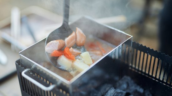 +Baseは網焼・串焼・鉄板焼・鍋・蒸し・燻製・熱燗ができるオールインワン 炭焼き器です。機能性やデザイン性を評価いただけ、 東京インターナショナル・ギフト・ショー春2022のコンテストでは新製品コンテスト 準大賞受賞を果たしました。+Baseがあればキャンプ料理は無限大。 キャンプで最高のパフォーマンスを発揮できるよう細部にまでこだわりました。 1.調理しやすい 上長辺に凹凸をつけ、串や網、鍋を固定できる。 2.安全で簡単 鍋の取手を本体に安定させて、安全に簡単にキャンプ料理を楽しめます。 3.傷の防止 木の敷板の上に置くことで、テーブルへのダメージを防ぐ。 4.洗いやすい 炭箱・ロストル(炭を設置する台)を簡単に分解して丸洗い可能。 5.扱いやすい 野燗炉蓋を外さなくても水追加が可能。 オーバーフロー穴で水溢れを防ぐ。 コンパクト!抜群の収納性! オプション品の手持ちハンドルや 収納バッグを併用することで、荷物の多いキャンプでの持ち運びも便利です。 本体は汚れる心配が多いキャンプにおいても汚れにも強い耐熱黒塗装と クールな無塗装仕上げの2タイプです。お好みでお選びください。