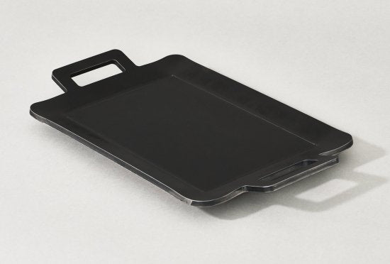+Baseは網焼・串焼・鉄板焼・鍋・蒸し・燻製・熱燗ができるオールインワン 炭焼き器です。機能性やデザイン性を評価いただけ、 東京インターナショナル・ギフト・ショー春2022のコンテストでは新製品コンテスト 準大賞受賞を果たしました。+Baseがあればキャンプ料理は無限大。 キャンプで最高のパフォーマンスを発揮できるよう細部にまでこだわりました。 1.調理しやすい 上長辺に凹凸をつけ、串や網、鍋を固定できる。 2.安全で簡単 鍋の取手を本体に安定させて、安全に簡単にキャンプ料理を楽しめます。 3.傷の防止 木の敷板の上に置くことで、テーブルへのダメージを防ぐ。 4.洗いやすい 炭箱・ロストル(炭を設置する台)を簡単に分解して丸洗い可能。 5.扱いやすい 野燗炉蓋を外さなくても水追加が可能。 オーバーフロー穴で水溢れを防ぐ。 コンパクト!抜群の収納性! オプション品の手持ちハンドルや 収納バッグを併用することで、荷物の多いキャンプでの持ち運びも便利です。 本体は汚れる心配が多いキャンプにおいても汚れにも強い耐熱黒塗装と クールな無塗装仕上げの2タイプです。お好みでお選びください。