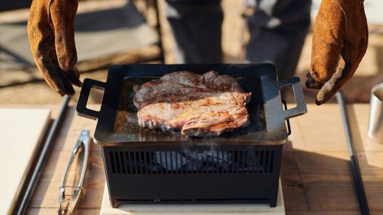 +Baseは網焼・串焼・鉄板焼・鍋・蒸し・燻製・熱燗ができるオールインワン 炭焼き器です。機能性やデザイン性を評価いただけ、 東京インターナショナル・ギフト・ショー春2022のコンテストでは新製品コンテスト 準大賞受賞を果たしました。+Baseがあればキャンプ料理は無限大。 キャンプで最高のパフォーマンスを発揮できるよう細部にまでこだわりました。 1.調理しやすい 上長辺に凹凸をつけ、串や網、鍋を固定できる。 2.安全で簡単 鍋の取手を本体に安定させて、安全に簡単にキャンプ料理を楽しめます。 3.傷の防止 木の敷板の上に置くことで、テーブルへのダメージを防ぐ。 4.洗いやすい 炭箱・ロストル(炭を設置する台)を簡単に分解して丸洗い可能。 5.扱いやすい 野燗炉蓋を外さなくても水追加が可能。 オーバーフロー穴で水溢れを防ぐ。 コンパクト!抜群の収納性! オプション品の手持ちハンドルや 収納バッグを併用することで、荷物の多いキャンプでの持ち運びも便利です。 本体は汚れる心配が多いキャンプにおいても汚れにも強い耐熱黒塗装と クールな無塗装仕上げの2タイプです。お好みでお選びください。