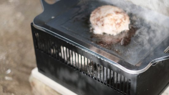 +Baseは網焼・串焼・鉄板焼・鍋・蒸し・燻製・熱燗ができるオールインワン 炭焼き器です。機能性やデザイン性を評価いただけ、 東京インターナショナル・ギフト・ショー春2022のコンテストでは新製品コンテスト 準大賞受賞を果たしました。+Baseがあればキャンプ料理は無限大。 キャンプで最高のパフォーマンスを発揮できるよう細部にまでこだわりました。 1.調理しやすい 上長辺に凹凸をつけ、串や網、鍋を固定できる。 2.安全で簡単 鍋の取手を本体に安定させて、安全に簡単にキャンプ料理を楽しめます。 3.傷の防止 木の敷板の上に置くことで、テーブルへのダメージを防ぐ。 4.洗いやすい 炭箱・ロストル(炭を設置する台)を簡単に分解して丸洗い可能。 5.扱いやすい 野燗炉蓋を外さなくても水追加が可能。 オーバーフロー穴で水溢れを防ぐ。 コンパクト!抜群の収納性! オプション品の手持ちハンドルや 収納バッグを併用することで、荷物の多いキャンプでの持ち運びも便利です。 本体は汚れる心配が多いキャンプにおいても汚れにも強い耐熱黒塗装と クールな無塗装仕上げの2タイプです。お好みでお選びください。