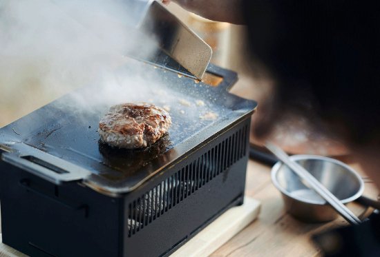 +Baseは網焼・串焼・鉄板焼・鍋・蒸し・燻製・熱燗ができるオールインワン 炭焼き器です。機能性やデザイン性を評価いただけ、 東京インターナショナル・ギフト・ショー春2022のコンテストでは新製品コンテスト 準大賞受賞を果たしました。+Baseがあればキャンプ料理は無限大。 キャンプで最高のパフォーマンスを発揮できるよう細部にまでこだわりました。 1.調理しやすい 上長辺に凹凸をつけ、串や網、鍋を固定できる。 2.安全で簡単 鍋の取手を本体に安定させて、安全に簡単にキャンプ料理を楽しめます。 3.傷の防止 木の敷板の上に置くことで、テーブルへのダメージを防ぐ。 4.洗いやすい 炭箱・ロストル(炭を設置する台)を簡単に分解して丸洗い可能。 5.扱いやすい 野燗炉蓋を外さなくても水追加が可能。 オーバーフロー穴で水溢れを防ぐ。 コンパクト!抜群の収納性! オプション品の手持ちハンドルや 収納バッグを併用することで、荷物の多いキャンプでの持ち運びも便利です。 本体は汚れる心配が多いキャンプにおいても汚れにも強い耐熱黒塗装と クールな無塗装仕上げの2タイプです。お好みでお選びください。