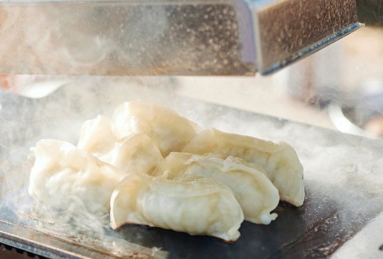 +Baseは網焼・串焼・鉄板焼・鍋・蒸し・燻製・熱燗ができるオールインワン 炭焼き器です。機能性やデザイン性を評価いただけ、 東京インターナショナル・ギフト・ショー春2022のコンテストでは新製品コンテスト 準大賞受賞を果たしました。+Baseがあればキャンプ料理は無限大。 キャンプで最高のパフォーマンスを発揮できるよう細部にまでこだわりました。 1.調理しやすい 上長辺に凹凸をつけ、串や網、鍋を固定できる。 2.安全で簡単 鍋の取手を本体に安定させて、安全に簡単にキャンプ料理を楽しめます。 3.傷の防止 木の敷板の上に置くことで、テーブルへのダメージを防ぐ。 4.洗いやすい 炭箱・ロストル(炭を設置する台)を簡単に分解して丸洗い可能。 5.扱いやすい 野燗炉蓋を外さなくても水追加が可能。 オーバーフロー穴で水溢れを防ぐ。 コンパクト!抜群の収納性! オプション品の手持ちハンドルや 収納バッグを併用することで、荷物の多いキャンプでの持ち運びも便利です。 本体は汚れる心配が多いキャンプにおいても汚れにも強い耐熱黒塗装と クールな無塗装仕上げの2タイプです。お好みでお選びください。