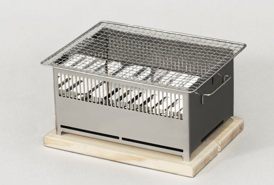 +Baseは網焼・串焼・鉄板焼・鍋・蒸し・燻製・熱燗ができるオールインワン 炭焼き器です。機能性やデザイン性を評価いただけ、 東京インターナショナル・ギフト・ショー春2022のコンテストでは新製品コンテスト 準大賞受賞を果たしました。+Baseがあればキャンプ料理は無限大。 キャンプで最高のパフォーマンスを発揮できるよう細部にまでこだわりました。 1.調理しやすい 上長辺に凹凸をつけ、串や網、鍋を固定できる。 2.安全で簡単 鍋の取手を本体に安定させて、安全に簡単にキャンプ料理を楽しめます。 3.傷の防止 木の敷板の上に置くことで、テーブルへのダメージを防ぐ。 4.洗いやすい 炭箱・ロストル(炭を設置する台)を簡単に分解して丸洗い可能。 5.扱いやすい 野燗炉蓋を外さなくても水追加が可能。 オーバーフロー穴で水溢れを防ぐ。 コンパクト!抜群の収納性! オプション品の手持ちハンドルや 収納バッグを併用することで、荷物の多いキャンプでの持ち運びも便利です。 本体は汚れる心配が多いキャンプにおいても汚れにも強い耐熱黒塗装と クールな無塗装仕上げの2タイプです。お好みでお選びください。