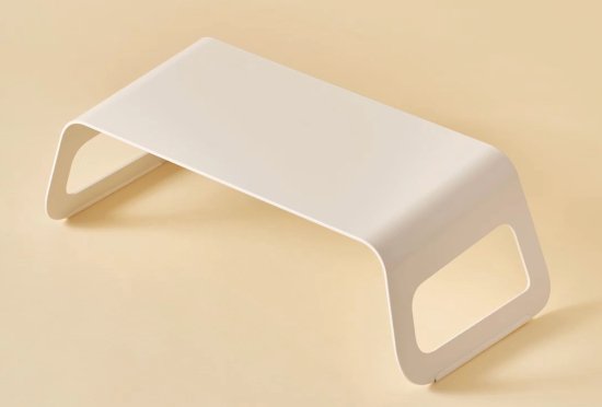 ソファやベッド、フロアで使える作業用ローテーブル”flex”。 きっと、お家時間をより豊かにしてくれるはずです。 フレックスはどこにでも置けます。 お気に入りの場所で、あなたに合った使い方で、是非このテーブルを活用してください。 ここでは「ソファ」「ベッド」「フロア」3通りの使い方をご紹介します。 ソファで お気に入りのソファでリラックスしながら、テレワーク ベッドで 起きてゆっくり本を読む、くつろぎの時間 フロアで 天気のいい日は窓を開けて、日だまりティータイム ライフステージに合わせて長く寄り添うかたち 誰もがどんな時でも快適に使える、そして長く寄り添えるような テーブルを目指しました。使い方も使い場所も選ばずに ずっとその人のそばにいるような存在になることを願っています。 天面は約5°手前側に傾斜しているので自然な姿勢で作業できます。 ソファやベッドの上でのテレワークにも最適です。 メイドインジャパン 安心・高品質の日本製 すべての工程を日本国内の工場で行っております。