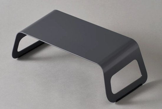 ソファやベッド、フロアで使える作業用ローテーブル”flex”。 きっと、お家時間をより豊かにしてくれるはずです。 フレックスはどこにでも置けます。 お気に入りの場所で、あなたに合った使い方で、是非このテーブルを活用してください。 ここでは「ソファ」「ベッド」「フロア」3通りの使い方をご紹介します。 ソファで お気に入りのソファでリラックスしながら、テレワーク ベッドで 起きてゆっくり本を読む、くつろぎの時間 フロアで 天気のいい日は窓を開けて、日だまりティータイム ライフステージに合わせて長く寄り添うかたち 誰もがどんな時でも快適に使える、そして長く寄り添えるような テーブルを目指しました。使い方も使い場所も選ばずに ずっとその人のそばにいるような存在になることを願っています。 天面は約5°手前側に傾斜しているので自然な姿勢で作業できます。 ソファやベッドの上でのテレワークにも最適です。 メイドインジャパン 安心・高品質の日本製 すべての工程を日本国内の工場で行っております。