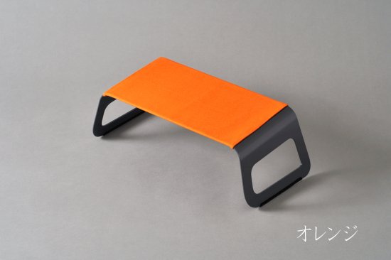 ソファやベッド、フロアで使える作業用ローテーブル”flex”。 きっと、お家時間をより豊かにしてくれるはずです。 フレックスはどこにでも置けます。 お気に入りの場所で、あなたに合った使い方で、是非このテーブルを活用してください。 ここでは「ソファ」「ベッド」「フロア」3通りの使い方をご紹介します。 ソファで お気に入りのソファでリラックスしながら、テレワーク ベッドで 起きてゆっくり本を読む、くつろぎの時間 フロアで 天気のいい日は窓を開けて、日だまりティータイム ライフステージに合わせて長く寄り添うかたち 誰もがどんな時でも快適に使える、そして長く寄り添えるような テーブルを目指しました。使い方も使い場所も選ばずに ずっとその人のそばにいるような存在になることを願っています。 天面は約5°手前側に傾斜しているので自然な姿勢で作業できます。 ソファやベッドの上でのテレワークにも最適です。 メイドインジャパン 安心・高品質の日本製 すべての工程を日本国内の工場で行っております。