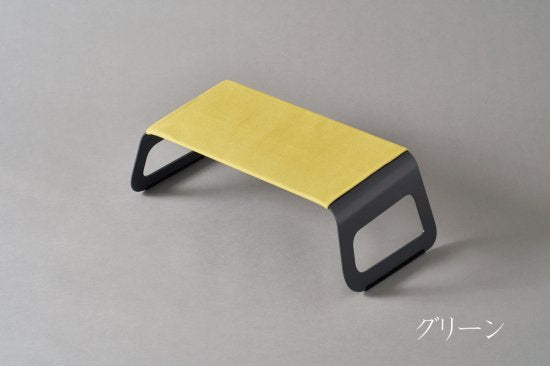 ソファやベッド、フロアで使える作業用ローテーブル”flex”。 きっと、お家時間をより豊かにしてくれるはずです。 フレックスはどこにでも置けます。 お気に入りの場所で、あなたに合った使い方で、是非このテーブルを活用してください。 ここでは「ソファ」「ベッド」「フロア」3通りの使い方をご紹介します。 ソファで お気に入りのソファでリラックスしながら、テレワーク ベッドで 起きてゆっくり本を読む、くつろぎの時間 フロアで 天気のいい日は窓を開けて、日だまりティータイム ライフステージに合わせて長く寄り添うかたち 誰もがどんな時でも快適に使える、そして長く寄り添えるような テーブルを目指しました。使い方も使い場所も選ばずに ずっとその人のそばにいるような存在になることを願っています。 天面は約5°手前側に傾斜しているので自然な姿勢で作業できます。 ソファやベッドの上でのテレワークにも最適です。 メイドインジャパン 安心・高品質の日本製 すべての工程を日本国内の工場で行っております。
