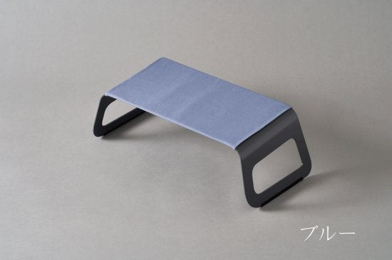 ソファやベッド、フロアで使える作業用ローテーブル”flex”。 きっと、お家時間をより豊かにしてくれるはずです。 フレックスはどこにでも置けます。 お気に入りの場所で、あなたに合った使い方で、是非このテーブルを活用してください。 ここでは「ソファ」「ベッド」「フロア」3通りの使い方をご紹介します。 ソファで お気に入りのソファでリラックスしながら、テレワーク ベッドで 起きてゆっくり本を読む、くつろぎの時間 フロアで 天気のいい日は窓を開けて、日だまりティータイム ライフステージに合わせて長く寄り添うかたち 誰もがどんな時でも快適に使える、そして長く寄り添えるような テーブルを目指しました。使い方も使い場所も選ばずに ずっとその人のそばにいるような存在になることを願っています。 天面は約5°手前側に傾斜しているので自然な姿勢で作業できます。 ソファやベッドの上でのテレワークにも最適です。 メイドインジャパン 安心・高品質の日本製 すべての工程を日本国内の工場で行っております。