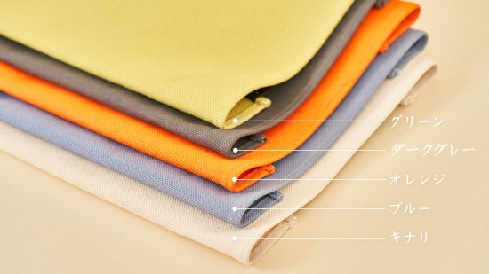 ソファやベッド、フロアで使える作業用ローテーブル”flex”。 きっと、お家時間をより豊かにしてくれるはずです。 フレックスはどこにでも置けます。 お気に入りの場所で、あなたに合った使い方で、是非このテーブルを活用してください。 ここでは「ソファ」「ベッド」「フロア」3通りの使い方をご紹介します。 ソファで お気に入りのソファでリラックスしながら、テレワーク ベッドで 起きてゆっくり本を読む、くつろぎの時間 フロアで 天気のいい日は窓を開けて、日だまりティータイム ライフステージに合わせて長く寄り添うかたち 誰もがどんな時でも快適に使える、そして長く寄り添えるような テーブルを目指しました。使い方も使い場所も選ばずに ずっとその人のそばにいるような存在になることを願っています。 天面は約5°手前側に傾斜しているので自然な姿勢で作業できます。 ソファやベッドの上でのテレワークにも最適です。 メイドインジャパン 安心・高品質の日本製 すべての工程を日本国内の工場で行っております。