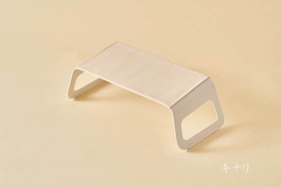 ソファやベッド、フロアで使える作業用ローテーブル”flex”。 きっと、お家時間をより豊かにしてくれるはずです。 フレックスはどこにでも置けます。 お気に入りの場所で、あなたに合った使い方で、是非このテーブルを活用してください。 ここでは「ソファ」「ベッド」「フロア」3通りの使い方をご紹介します。 ソファで お気に入りのソファでリラックスしながら、テレワーク ベッドで 起きてゆっくり本を読む、くつろぎの時間 フロアで 天気のいい日は窓を開けて、日だまりティータイム ライフステージに合わせて長く寄り添うかたち 誰もがどんな時でも快適に使える、そして長く寄り添えるような テーブルを目指しました。使い方も使い場所も選ばずに ずっとその人のそばにいるような存在になることを願っています。 天面は約5°手前側に傾斜しているので自然な姿勢で作業できます。 ソファやベッドの上でのテレワークにも最適です。 メイドインジャパン 安心・高品質の日本製 すべての工程を日本国内の工場で行っております。