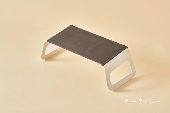 ソファやベッド、フロアで使える作業用ローテーブル”flex”。 きっと、お家時間をより豊かにしてくれるはずです。 フレックスはどこにでも置けます。 お気に入りの場所で、あなたに合った使い方で、是非このテーブルを活用してください。 ここでは「ソファ」「ベッド」「フロア」3通りの使い方をご紹介します。 ソファで お気に入りのソファでリラックスしながら、テレワーク ベッドで 起きてゆっくり本を読む、くつろぎの時間 フロアで 天気のいい日は窓を開けて、日だまりティータイム ライフステージに合わせて長く寄り添うかたち 誰もがどんな時でも快適に使える、そして長く寄り添えるような テーブルを目指しました。使い方も使い場所も選ばずに ずっとその人のそばにいるような存在になることを願っています。 天面は約5°手前側に傾斜しているので自然な姿勢で作業できます。 ソファやベッドの上でのテレワークにも最適です。 メイドインジャパン 安心・高品質の日本製 すべての工程を日本国内の工場で行っております。