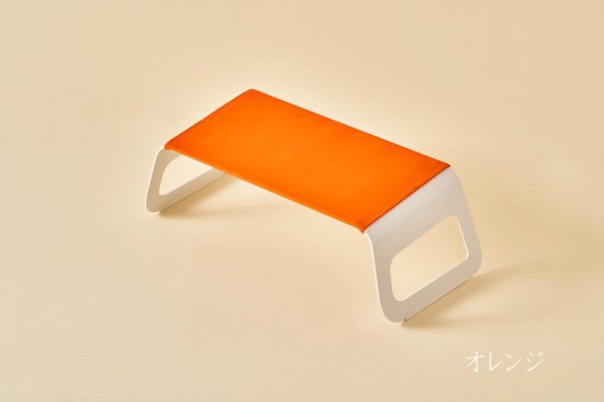 ソファやベッド、フロアで使える作業用ローテーブル”flex”。 きっと、お家時間をより豊かにしてくれるはずです。 フレックスはどこにでも置けます。 お気に入りの場所で、あなたに合った使い方で、是非このテーブルを活用してください。 ここでは「ソファ」「ベッド」「フロア」3通りの使い方をご紹介します。 ソファで お気に入りのソファでリラックスしながら、テレワーク ベッドで 起きてゆっくり本を読む、くつろぎの時間 フロアで 天気のいい日は窓を開けて、日だまりティータイム ライフステージに合わせて長く寄り添うかたち 誰もがどんな時でも快適に使える、そして長く寄り添えるような テーブルを目指しました。使い方も使い場所も選ばずに ずっとその人のそばにいるような存在になることを願っています。 天面は約5°手前側に傾斜しているので自然な姿勢で作業できます。 ソファやベッドの上でのテレワークにも最適です。 メイドインジャパン 安心・高品質の日本製 すべての工程を日本国内の工場で行っております。