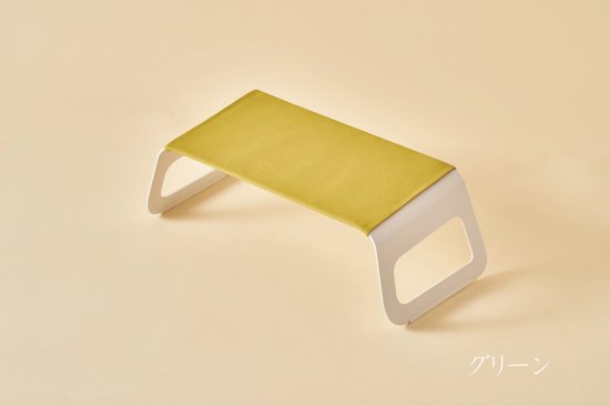 ソファやベッド、フロアで使える作業用ローテーブル”flex”。 きっと、お家時間をより豊かにしてくれるはずです。 フレックスはどこにでも置けます。 お気に入りの場所で、あなたに合った使い方で、是非このテーブルを活用してください。 ここでは「ソファ」「ベッド」「フロア」3通りの使い方をご紹介します。 ソファで お気に入りのソファでリラックスしながら、テレワーク ベッドで 起きてゆっくり本を読む、くつろぎの時間 フロアで 天気のいい日は窓を開けて、日だまりティータイム ライフステージに合わせて長く寄り添うかたち 誰もがどんな時でも快適に使える、そして長く寄り添えるような テーブルを目指しました。使い方も使い場所も選ばずに ずっとその人のそばにいるような存在になることを願っています。 天面は約5°手前側に傾斜しているので自然な姿勢で作業できます。 ソファやベッドの上でのテレワークにも最適です。 メイドインジャパン 安心・高品質の日本製 すべての工程を日本国内の工場で行っております。