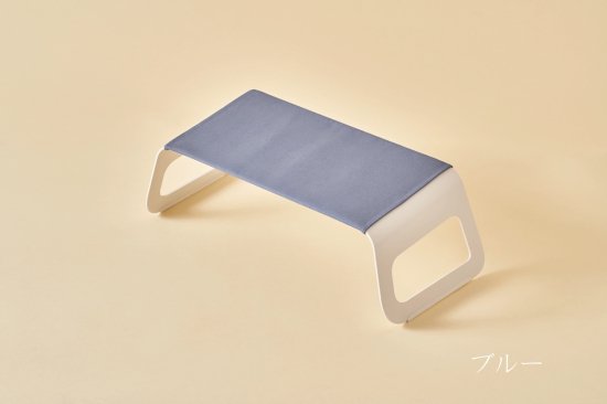 ソファやベッド、フロアで使える作業用ローテーブル”flex”。 きっと、お家時間をより豊かにしてくれるはずです。 フレックスはどこにでも置けます。 お気に入りの場所で、あなたに合った使い方で、是非このテーブルを活用してください。 ここでは「ソファ」「ベッド」「フロア」3通りの使い方をご紹介します。 ソファで お気に入りのソファでリラックスしながら、テレワーク ベッドで 起きてゆっくり本を読む、くつろぎの時間 フロアで 天気のいい日は窓を開けて、日だまりティータイム ライフステージに合わせて長く寄り添うかたち 誰もがどんな時でも快適に使える、そして長く寄り添えるような テーブルを目指しました。使い方も使い場所も選ばずに ずっとその人のそばにいるような存在になることを願っています。 天面は約5°手前側に傾斜しているので自然な姿勢で作業できます。 ソファやベッドの上でのテレワークにも最適です。 メイドインジャパン 安心・高品質の日本製 すべての工程を日本国内の工場で行っております。