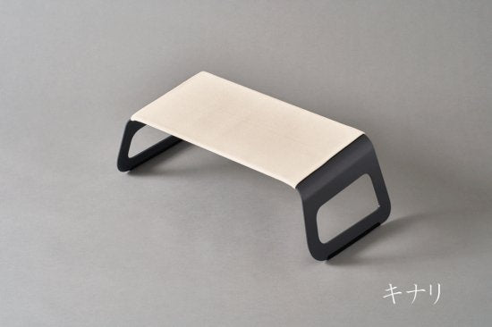 ソファやベッド、フロアで使える作業用ローテーブル”flex”。 きっと、お家時間をより豊かにしてくれるはずです。 フレックスはどこにでも置けます。 お気に入りの場所で、あなたに合った使い方で、是非このテーブルを活用してください。 ここでは「ソファ」「ベッド」「フロア」3通りの使い方をご紹介します。 ソファで お気に入りのソファでリラックスしながら、テレワーク ベッドで 起きてゆっくり本を読む、くつろぎの時間 フロアで 天気のいい日は窓を開けて、日だまりティータイム ライフステージに合わせて長く寄り添うかたち 誰もがどんな時でも快適に使える、そして長く寄り添えるような テーブルを目指しました。使い方も使い場所も選ばずに ずっとその人のそばにいるような存在になることを願っています。 天面は約5°手前側に傾斜しているので自然な姿勢で作業できます。 ソファやベッドの上でのテレワークにも最適です。 メイドインジャパン 安心・高品質の日本製 すべての工程を日本国内の工場で行っております。
