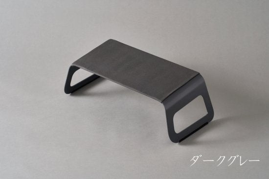 ソファやベッド、フロアで使える作業用ローテーブル”flex”。 きっと、お家時間をより豊かにしてくれるはずです。 フレックスはどこにでも置けます。 お気に入りの場所で、あなたに合った使い方で、是非このテーブルを活用してください。 ここでは「ソファ」「ベッド」「フロア」3通りの使い方をご紹介します。 ソファで お気に入りのソファでリラックスしながら、テレワーク ベッドで 起きてゆっくり本を読む、くつろぎの時間 フロアで 天気のいい日は窓を開けて、日だまりティータイム ライフステージに合わせて長く寄り添うかたち 誰もがどんな時でも快適に使える、そして長く寄り添えるような テーブルを目指しました。使い方も使い場所も選ばずに ずっとその人のそばにいるような存在になることを願っています。 天面は約5°手前側に傾斜しているので自然な姿勢で作業できます。 ソファやベッドの上でのテレワークにも最適です。 メイドインジャパン 安心・高品質の日本製 すべての工程を日本国内の工場で行っております。
