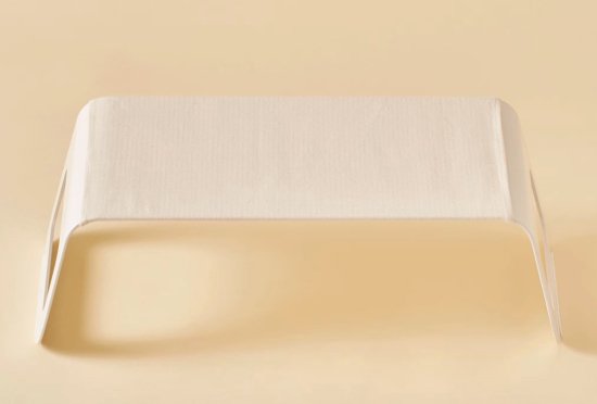 ソファやベッド、フロアで使える作業用ローテーブル”flex”。 きっと、お家時間をより豊かにしてくれるはずです。 フレックスはどこにでも置けます。 お気に入りの場所で、あなたに合った使い方で、是非このテーブルを活用してください。 ここでは「ソファ」「ベッド」「フロア」3通りの使い方をご紹介します。 ソファで お気に入りのソファでリラックスしながら、テレワーク ベッドで 起きてゆっくり本を読む、くつろぎの時間 フロアで 天気のいい日は窓を開けて、日だまりティータイム ライフステージに合わせて長く寄り添うかたち 誰もがどんな時でも快適に使える、そして長く寄り添えるような テーブルを目指しました。使い方も使い場所も選ばずに ずっとその人のそばにいるような存在になることを願っています。 天面は約5°手前側に傾斜しているので自然な姿勢で作業できます。 ソファやベッドの上でのテレワークにも最適です。 メイドインジャパン 安心・高品質の日本製 すべての工程を日本国内の工場で行っております。