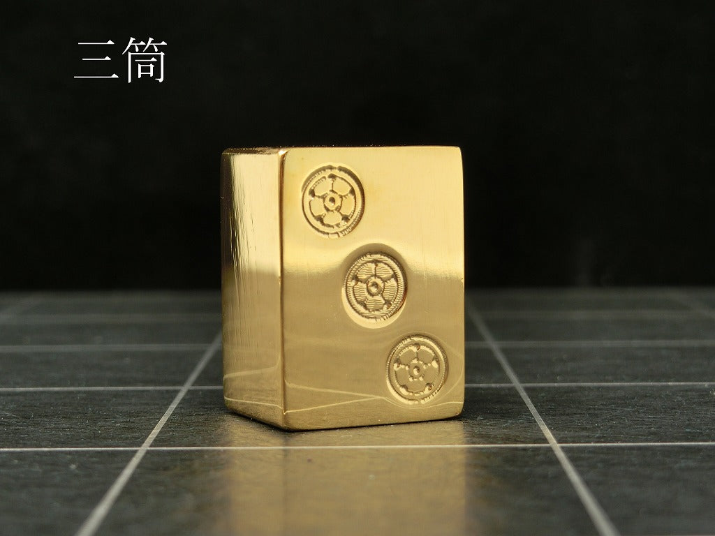 極み 削ることの極 磨き上げる極 一つひとつ職人による手作りでお届けします 24金が美しい麻雀牌 実寸大のサイズで作られた、スチールに24金メッキ加工を 施した麻雀牌です。精密加工機により実現された精巧な仕上がりで 手作業にて丁寧にっ磨き上げられるからこそ輝く光沢と 滑らかな手触りです。縁起物、インテリア、贈り物、景品としても ご利用いただけます。 牌の大きさは一般的なものと同じですが、 一般的な牌の重さが15gに対して、極みの牌の重さは50gです。 金属ならではの重厚感をお楽しみいただけます。 洗練されたデザインの化粧箱付きです。 購入後、そのままプレゼントしていただけます。 愛好家の方や、ちょっと変わったものが好きな方へのギフトとして おすすめです。大会の景品としても人気です。 高級感のあるインテリアとしてお楽しみいただけます。