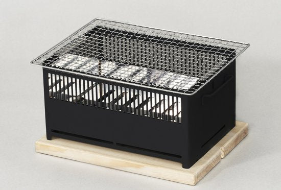 +Baseは網焼・串焼・鉄板焼・鍋・蒸し・燻製・熱燗ができるオールインワン 炭焼き器です。機能性やデザイン性を評価いただけ、 東京インターナショナル・ギフト・ショー春2022のコンテストでは新製品コンテスト 準大賞受賞を果たしました。+Baseがあればキャンプ料理は無限大。 キャンプで最高のパフォーマンスを発揮できるよう細部にまでこだわりました。 1.調理しやすい 上長辺に凹凸をつけ、串や網、鍋を固定できる。 2.安全で簡単 鍋の取手を本体に安定させて、安全に簡単にキャンプ料理を楽しめます。 3.傷の防止 木の敷板の上に置くことで、テーブルへのダメージを防ぐ。 4.洗いやすい 炭箱・ロストル(炭を設置する台)を簡単に分解して丸洗い可能。 5.扱いやすい 野燗炉蓋を外さなくても水追加が可能。 オーバーフロー穴で水溢れを防ぐ。 コンパクト!抜群の収納性! オプション品の手持ちハンドルや 収納バッグを併用することで、荷物の多いキャンプでの持ち運びも便利です。 本体は汚れる心配が多いキャンプにおいても汚れにも強い耐熱黒塗装と クールな無塗装仕上げの2タイプです。お好みでお選びください。
