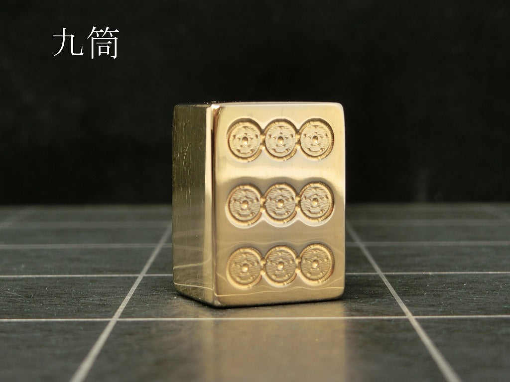 極み 削ることの極 磨き上げる極 一つひとつ職人による手作りでお届けします 24金が美しい麻雀牌 実寸大のサイズで作られた、スチールに24金メッキ加工を 施した麻雀牌です。精密加工機により実現された精巧な仕上がりで 手作業にて丁寧にっ磨き上げられるからこそ輝く光沢と 滑らかな手触りです。縁起物、インテリア、贈り物、景品としても ご利用いただけます。 牌の大きさは一般的なものと同じですが、 一般的な牌の重さが15gに対して、極みの牌の重さは50gです。 金属ならではの重厚感をお楽しみいただけます。 洗練されたデザインの化粧箱付きです。 購入後、そのままプレゼントしていただけます。 愛好家の方や、ちょっと変わったものが好きな方へのギフトとして おすすめです。大会の景品としても人気です。 高級感のあるインテリアとしてお楽しみいただけます。