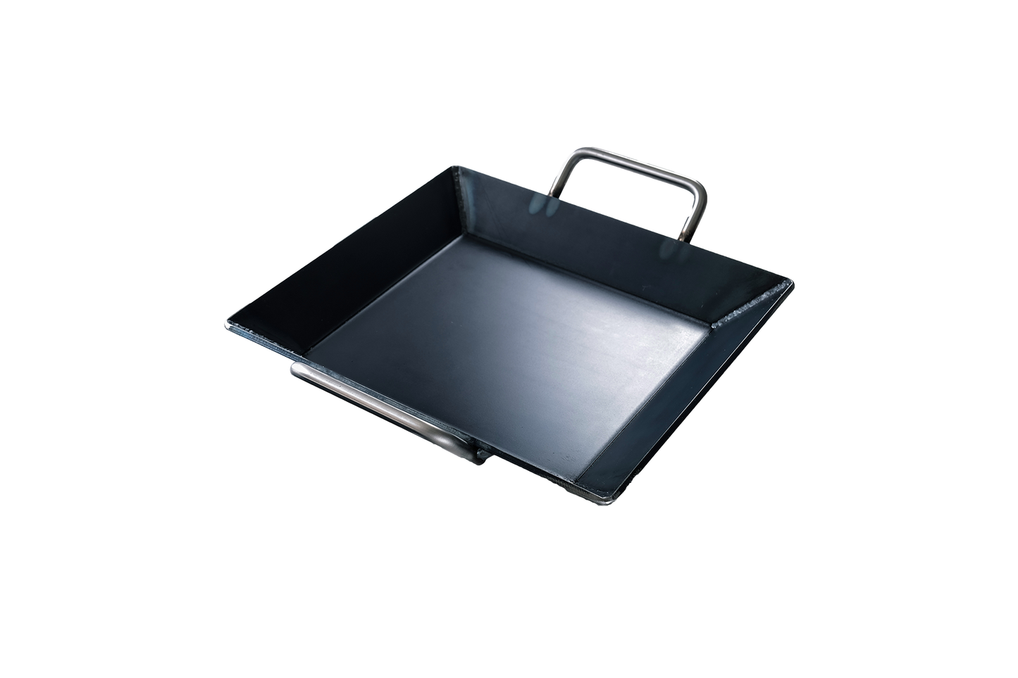 鉄板は厚い方が、熱を保つ力が強くなりますので、 中までしっかり火が通り、まるでお店のようなジューシーなお肉が焼けます。 鉄板の厚さと美味しさの関係 鉄板は熱エネルギーを蓄えるのが得意です。 物の大きさによって蓄えられる熱容量は違い、簡単に言えば薄い鉄板よりも 分厚い分、少し時間がかかりますが一度温まればその熱が続きます。 しかも分厚い方が、上手に焼ける! 実は鉄板が熱い方が料理も上手になります。 薄い鉄板の場合、熱源とお肉の距離が近くなり熱源近くの 食材が”焼けすぎる”といったことが置きます。 一方、板厚が熱ければ熱源とお肉との間に距離ができ、 上手の料理できるようになります。 1~2年で加工が剝れて寿命がやってくるのがフッ素樹脂加工フライパンとは 違い、鉄板は使い続けて油と馴染ませることで錆が出にくく、 かつ焦げつきにくくなり、どんどん使いやすくなっていくもの。 手間はかかりますが、愛着を持ってずっと使い続けられる相棒になります。 使い始めのシーズニングをすることで、鉄板の表面に「油膜」を作り、 焦げ付きにくく、長く使えるアイテムに育っていきます。 手間はかかりますが、使えば使う程なじみ「いいプレート」に。