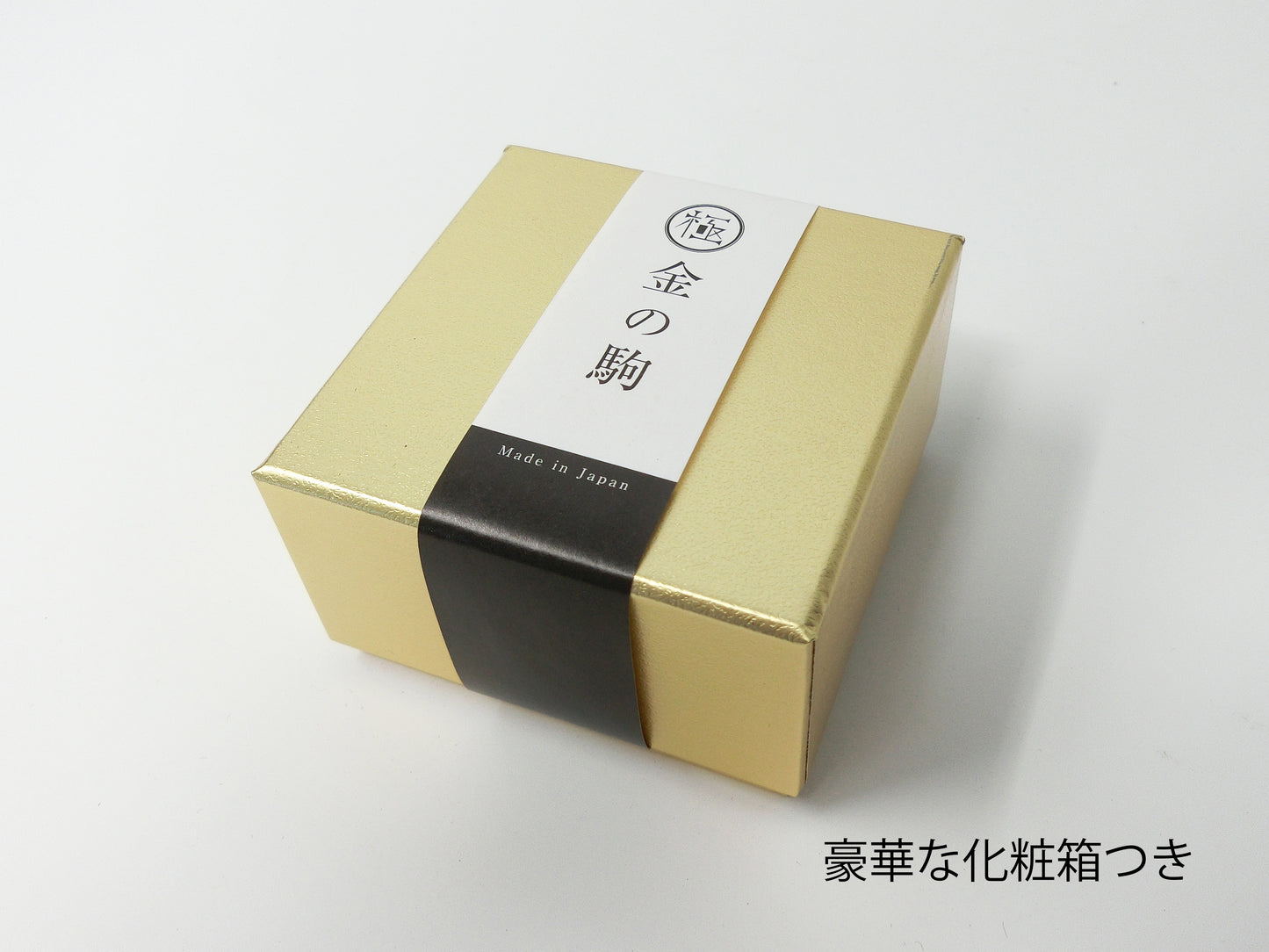極み 削ることの極 磨き上げる極 一つひとつ職人による手作りでお届けします 24金が美しい麻雀牌 実寸大のサイズで作られた、スチールに24金メッキ加工を 施した麻雀牌です。精密加工機により実現された精巧な仕上がりで 手作業にて丁寧にっ磨き上げられるからこそ輝く光沢と 滑らかな手触りです。縁起物、インテリア、贈り物、景品としても ご利用いただけます。 牌の大きさは一般的なものと同じですが、 一般的な牌の重さが15gに対して、極みの牌の重さは50gです。 金属ならではの重厚感をお楽しみいただけます。 洗練されたデザインの化粧箱付きです。 購入後、そのままプレゼントしていただけます。 愛好家の方や、ちょっと変わったものが好きな方へのギフトとして おすすめです。大会の景品としても人気です。 高級感のあるインテリアとしてお楽しみいただけます。
