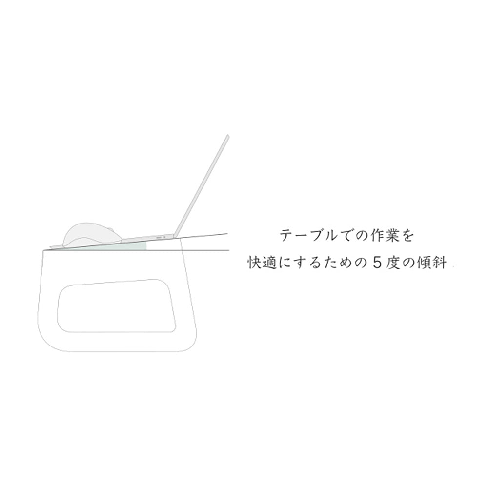 ソファやベッド、フロアで使える作業用ローテーブル”flex”。 きっと、お家時間をより豊かにしてくれるはずです。 フレックスはどこにでも置けます。 お気に入りの場所で、あなたに合った使い方で、是非このテーブルを活用してください。 ここでは「ソファ」「ベッド」「フロア」3通りの使い方をご紹介します。 ソファで お気に入りのソファでリラックスしながら、テレワーク ベッドで 起きてゆっくり本を読む、くつろぎの時間 フロアで 天気のいい日は窓を開けて、日だまりティータイム ライフステージに合わせて長く寄り添うかたち 誰もがどんな時でも快適に使える、そして長く寄り添えるような テーブルを目指しました。使い方も使い場所も選ばずに ずっとその人のそばにいるような存在になることを願っています。 天面は約5°手前側に傾斜しているので自然な姿勢で作業できます。 ソファやベッドの上でのテレワークにも最適です。 メイドインジャパン 安心・高品質の日本製 すべての工程を日本国内の工場で行っております。