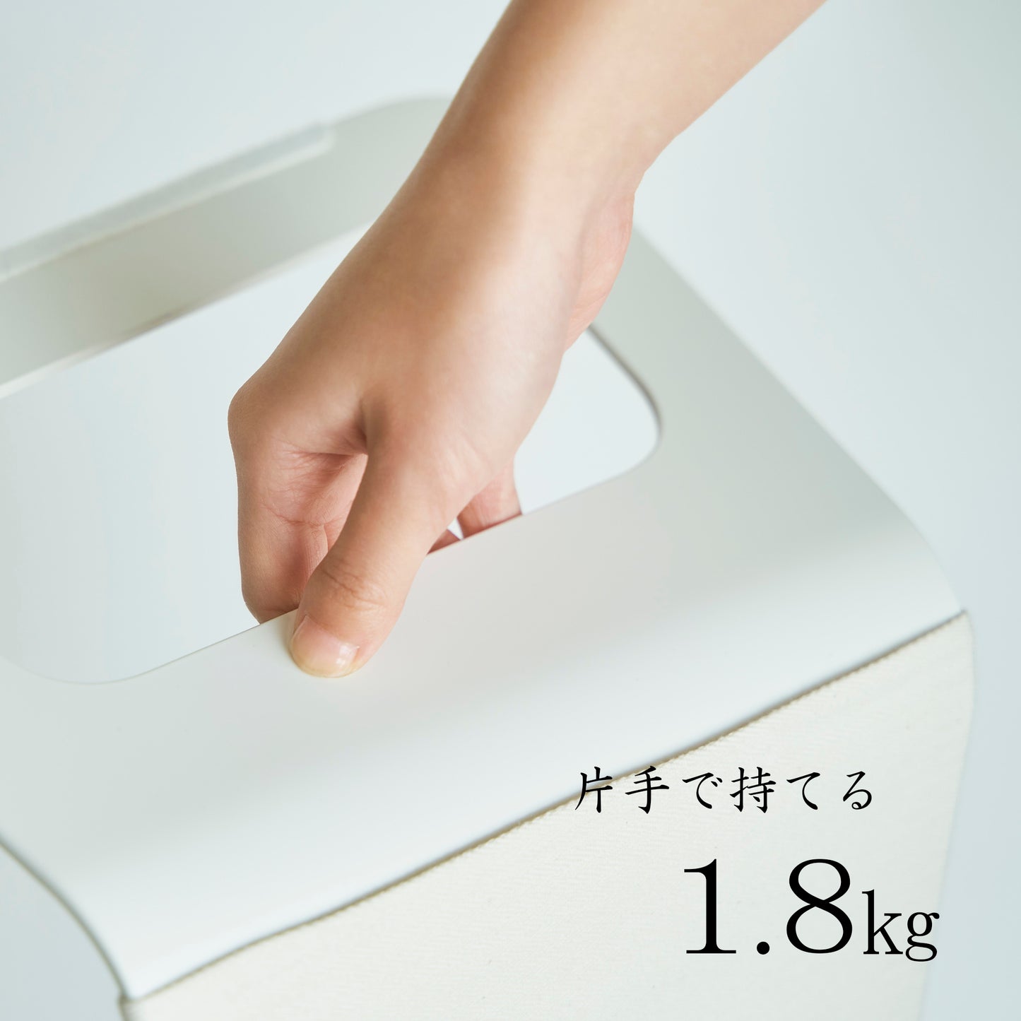 ソファやベッド、フロアで使える作業用ローテーブル”flex”。 きっと、お家時間をより豊かにしてくれるはずです。 フレックスはどこにでも置けます。 お気に入りの場所で、あなたに合った使い方で、是非このテーブルを活用してください。 ここでは「ソファ」「ベッド」「フロア」3通りの使い方をご紹介します。 ソファで お気に入りのソファでリラックスしながら、テレワーク ベッドで 起きてゆっくり本を読む、くつろぎの時間 フロアで 天気のいい日は窓を開けて、日だまりティータイム ライフステージに合わせて長く寄り添うかたち 誰もがどんな時でも快適に使える、そして長く寄り添えるような テーブルを目指しました。使い方も使い場所も選ばずに ずっとその人のそばにいるような存在になることを願っています。 天面は約5°手前側に傾斜しているので自然な姿勢で作業できます。 ソファやベッドの上でのテレワークにも最適です。 メイドインジャパン 安心・高品質の日本製 すべての工程を日本国内の工場で行っております。