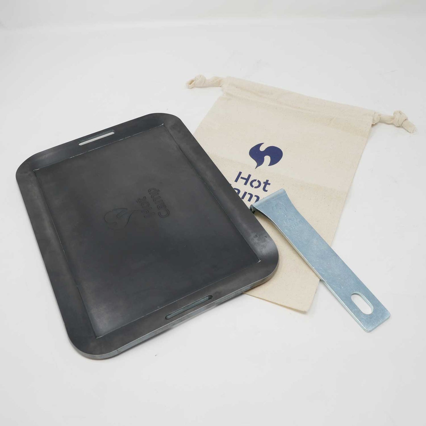 手のひらサイズ鉄板 荷物は軽くしたいけど、料理にもこだわりたい... そんなソロキャンパーにぴったり。 蓄熱性が高くて、かつ重すぎない、2.3mm~4.5mm厚の鉄板です。 鉄板は熱エネルギーを蓄えるのが得意です。物の大きさによって 蓄えられる熱容量は違い、簡単に言えば薄い鉄板よりも、 分厚い鉄板の方が熱を保つのが得意なわけです。 分厚い分、少し時間がかかりますが一度温まればその熱が続きます。 しかも、分厚い方が、上手に焼ける! 実は鉄板が厚いほうが料理も上手になります。 薄い鉄板の場合、熱源とお肉の距離が近くなり熱源近くの 食材が”焼けすぎる”といったことが起きます。 一方、板厚が厚ければ熱源とお肉との間に距離ができ、 熱源近くの食材が”焼けすぎる”ことを防いでくれ、上手に料理できるようになります。 使い始めのシーズニング(空焼き+油ならし)をすることで、鉄板の 表面に「油膜」を作り、焦げつきにくく長く使えるアイテムに 育っていきます。手間はかかりますが、使えば使うほどなじみ 「いいプレート」に。