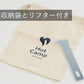 手のひらサイズ鉄板 荷物は軽くしたいけど、料理にもこだわりたい... そんなソロキャンパーにぴったり。 蓄熱性が高くて、かつ重すぎない、2.3mm～4.5mm厚の鉄板です。 鉄板は熱エネルギーを蓄えるのが得意です。物の大きさによって 蓄えられる熱容量は違い、簡単に言えば薄い鉄板よりも、 分厚い鉄板の方が熱を保つのが得意なわけです。 分厚い分、少し時間がかかりますが一度温まればその熱が続きます。 しかも、分厚い方が、上手に焼ける！ 実は鉄板が厚いほうが料理も上手になります。 薄い鉄板の場合、熱源とお肉の距離が近くなり熱源近くの 食材が”焼けすぎる”といったことが起きます。 一方、板厚が厚ければ熱源とお肉との間に距離ができ、 熱源近くの食材が”焼けすぎる”ことを防いでくれ、上手に料理できるようになります。 使い始めのシーズニング（空焼き+油ならし）をすることで、鉄板の 表面に「油膜」を作り、焦げつきにくく長く使えるアイテムに 育っていきます。手間はかかりますが、使えば使うほどなじみ 「いいプレート」に。
